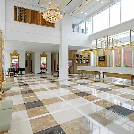 La Lisa Hotel Сурабая Екстериор снимка