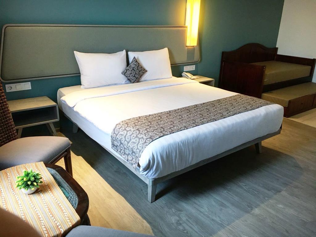 La Lisa Hotel Сурабая Екстериор снимка