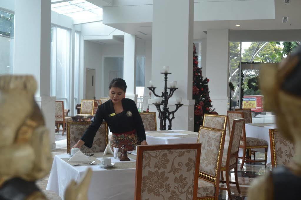 La Lisa Hotel Сурабая Екстериор снимка